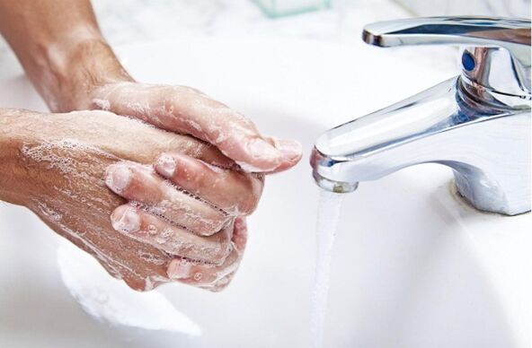 Debes lavar as mans antes de preparar alimentos sen glute para o teu fillo. 