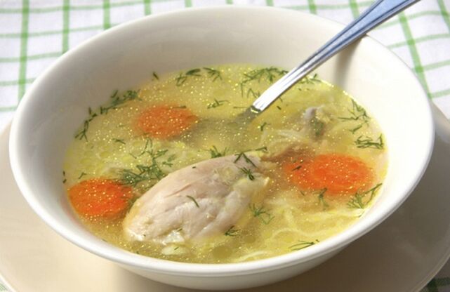 Preparación de sopa de verduras con polo para a dieta Dukan