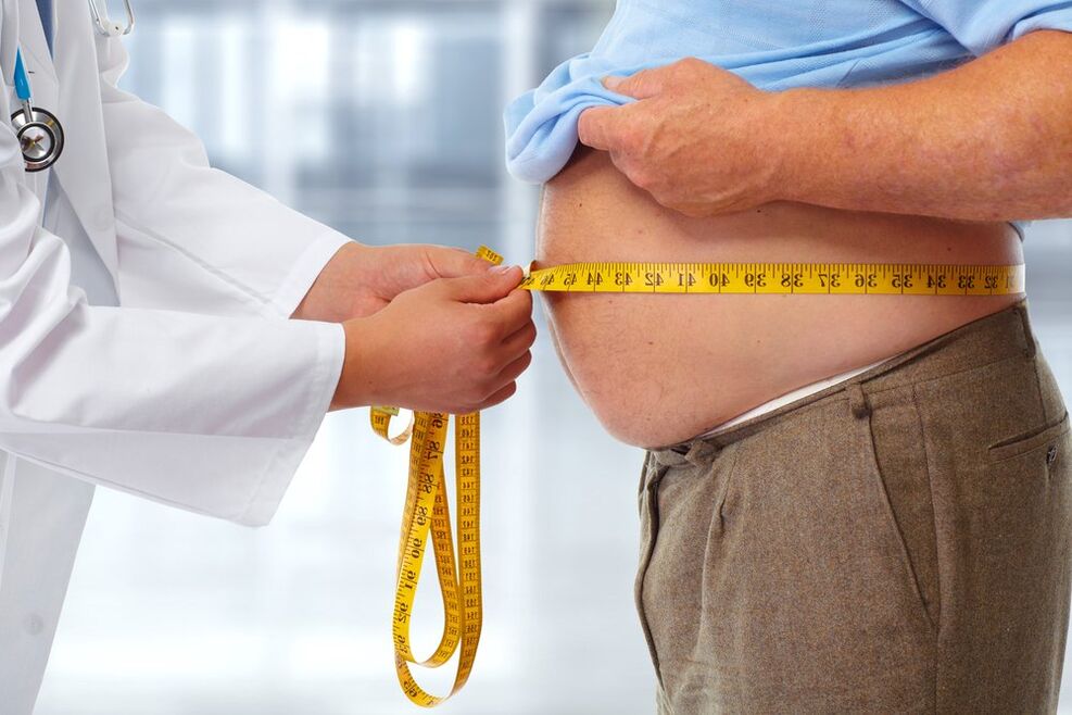 O médico mide a cintura do paciente durante unha dieta